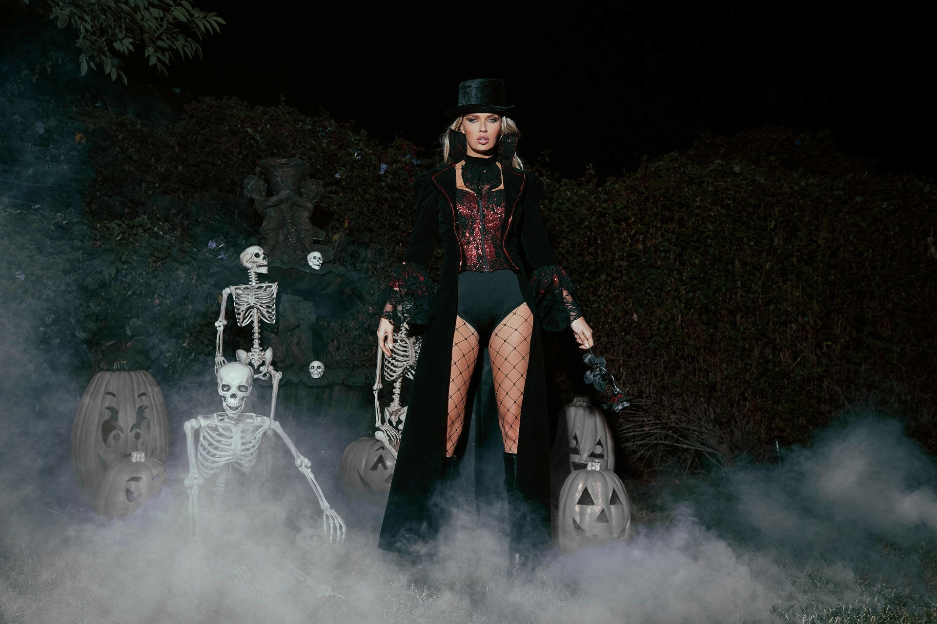 Roma 4pc The Lusty Vampire Costume.